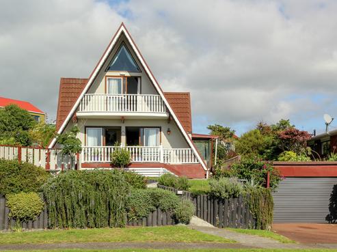 13 Saint Ives Grove, Whalers Gate