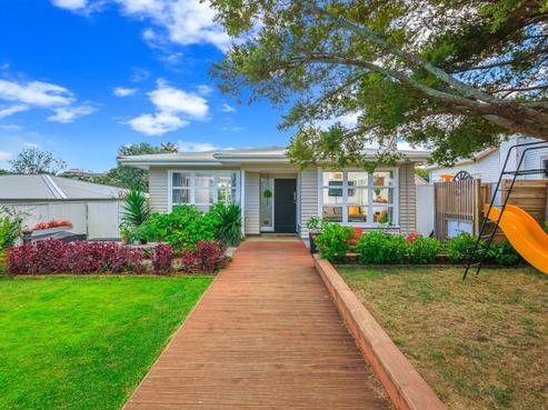 8 Montgomery Avenue, Belmont