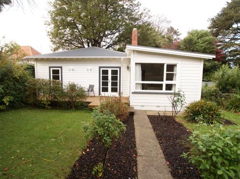 39 Garfield Avenue, Roslyn