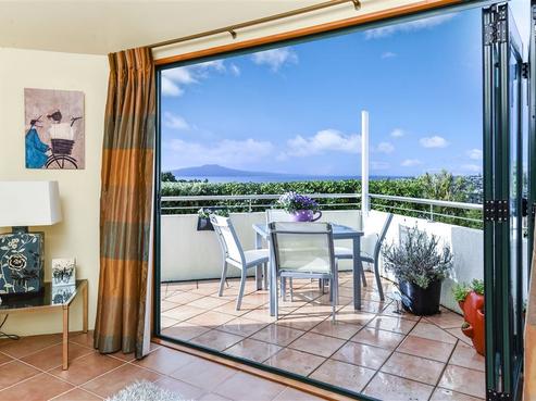 2/175 East Coast Road, Castor Bay