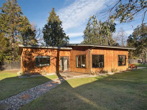 102 Main Road, Luggate