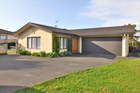 39 Ian Sage Avenue, Long Bay