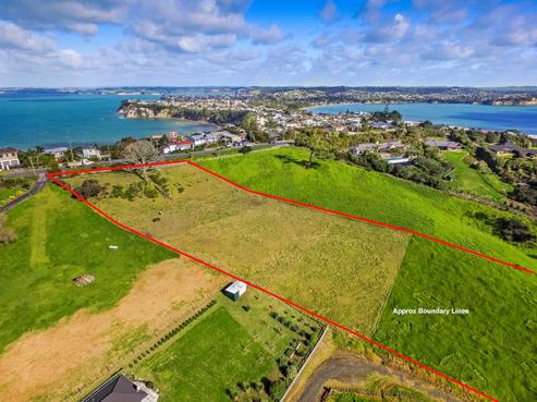 12 Roberts Road, Matakatia