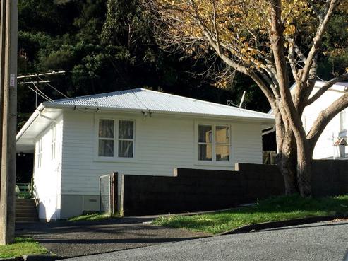16 Holmes Grove, Naenae