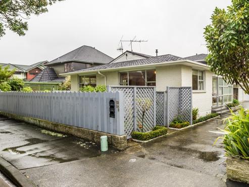 52 Queens Grove, Central Hutt