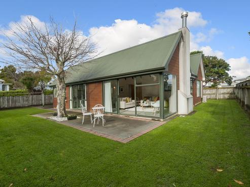 53 Queens Grove, Central Hutt