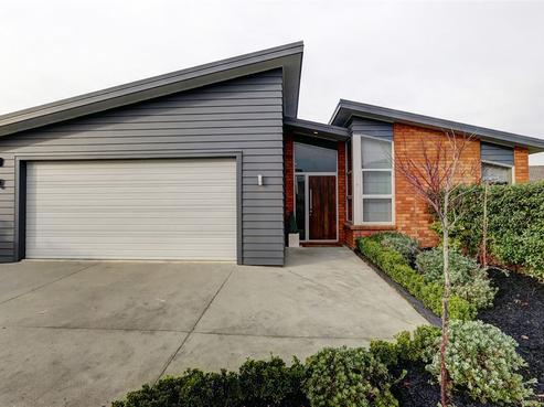 14 Connor Court, Huntington