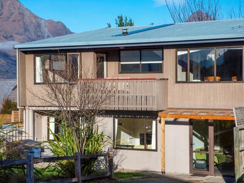2B Thorn Crescent, Fernhill/Sunshine Bay