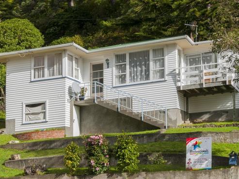 21 Holmes Grove, Naenae