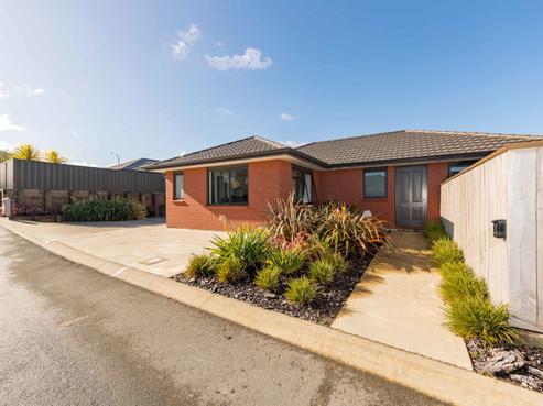 58 Sunstone Crescent, Brown Owl