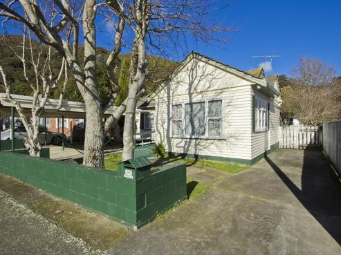 205 Whites Line East, Waiwhetu