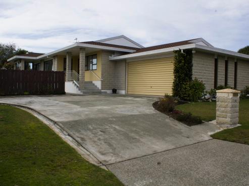 54 Farnham Drive, Richmond