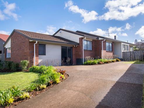 7 Pinewood Grove, Botany Downs