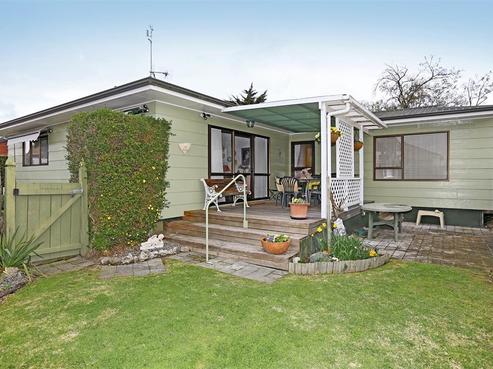 905 Dufferin Street, Akina