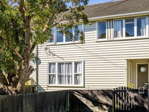 108 Whites Line East, Waiwhetu