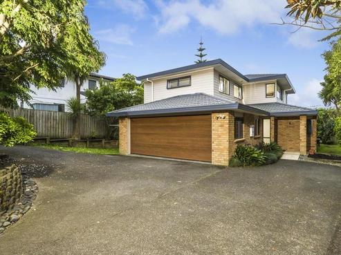 33 Ian Sage Avenue, Long Bay