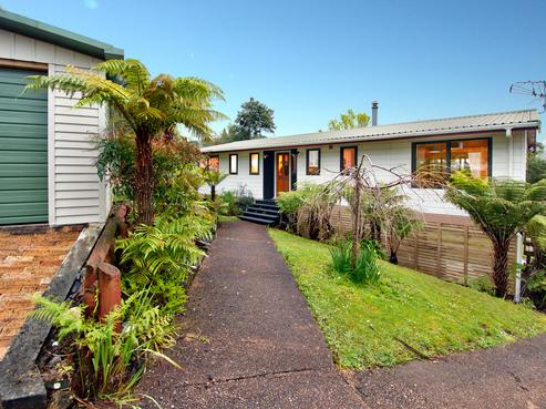 32 Longfellow Parade, Titirangi