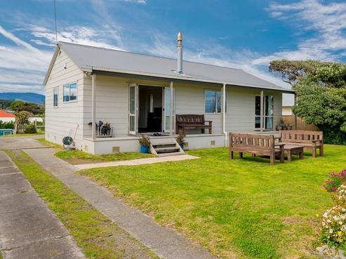 36 Marine Parade, Otaki Beach