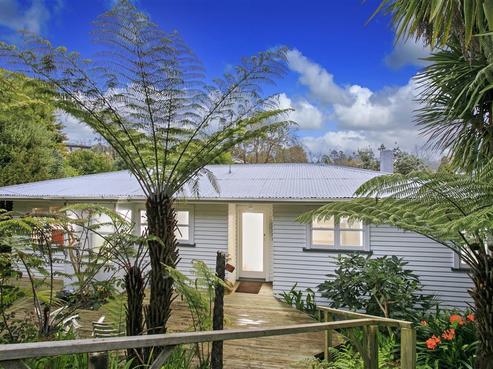 98 Beach Road, Castor Bay