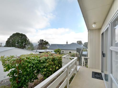 18D Garfield Avenue, Roslyn