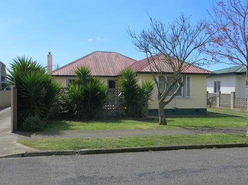 900 Churchill Street, Akina