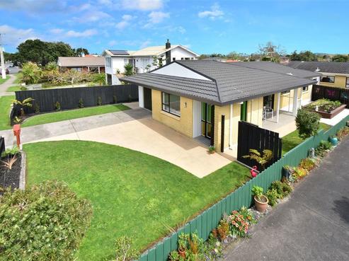 1/208 Centreway Road, Orewa