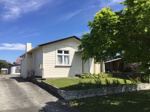 911 Dufferin Street, Akina