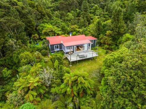 917 West Coast Road, Waiatarua