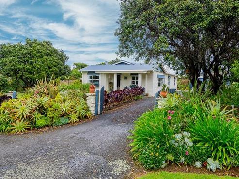 15 Rangiuru Road, Otaki Beach