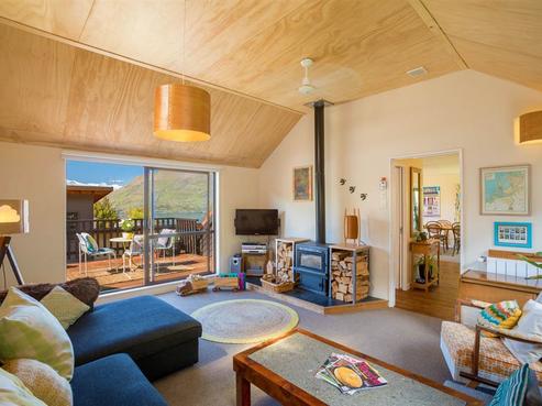 18A Arawata Terrace, Fernhill/Sunshine Bay