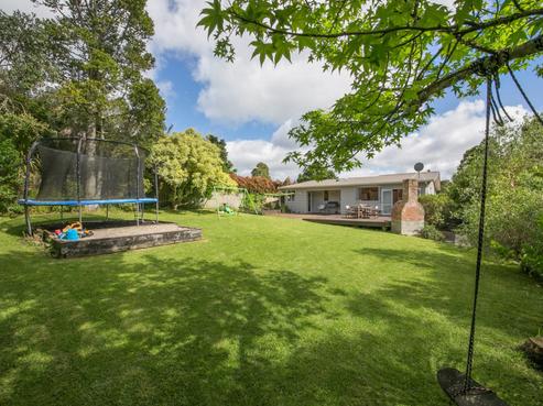 16 Tane Road, Laingholm