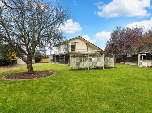 99 Main Road, Clive