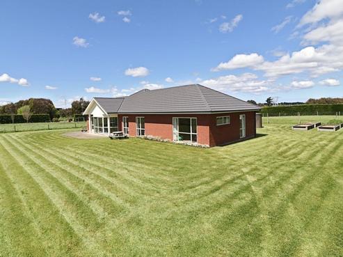 501 Mill Road North, Roslyn Bush