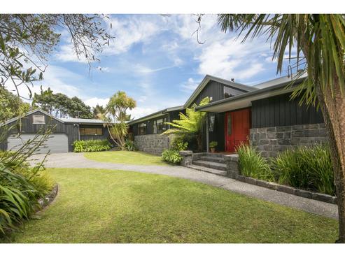 14 Glenesk Road, Piha