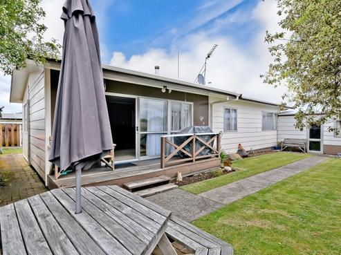 8B Emma Place, Pukete