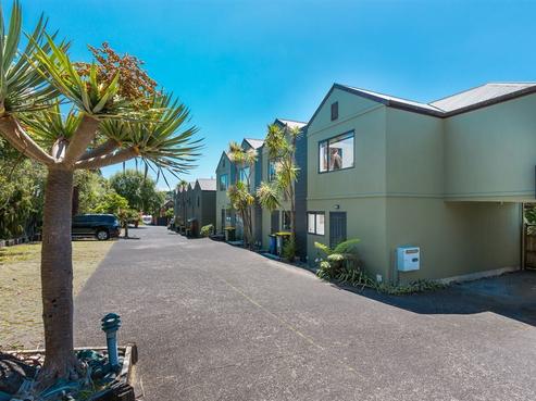 44N Fields Parade, Oteha