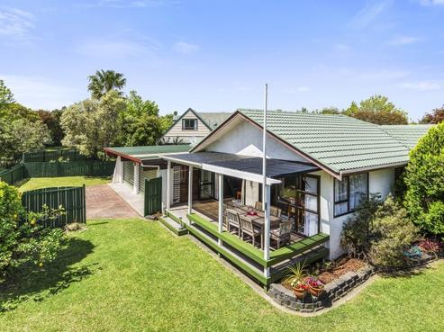 8 Orinda Close, Botany Downs