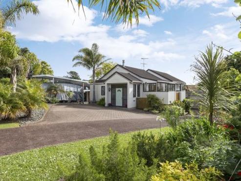 3 Photinia Place, Botany Downs