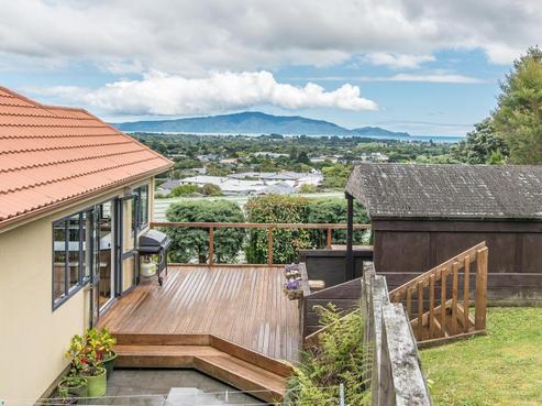 73 Kakariki Grove, Waikanae