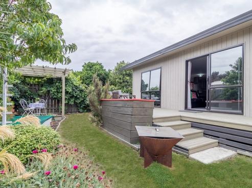 702B Park Road South, Akina