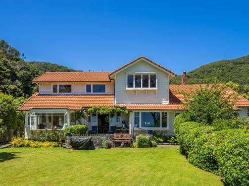 9 Tui Road, Days Bay