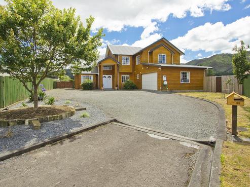 33 Grimsby Grove, Wainuiomata