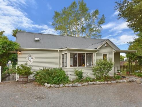 1840 Cust Road, Cust