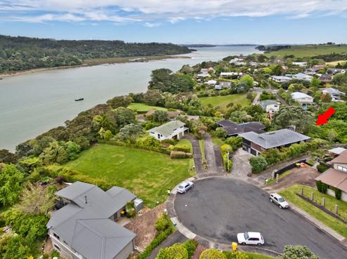 17 Valerie Crescent, Okura