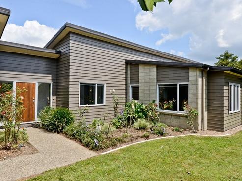 68 Saint James Drive, Huntington