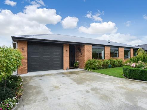 1025 Reka Street, Akina
