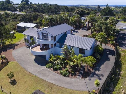 1100 East Coast Road, Redvale