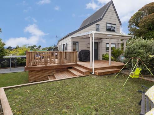 99 Field Street, Silverstream