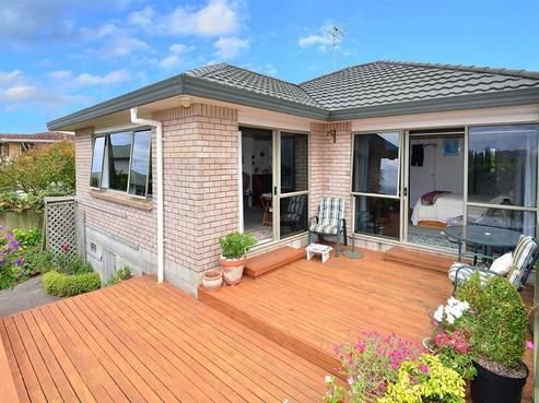 2/766 Whangaparaoa Road, Manly