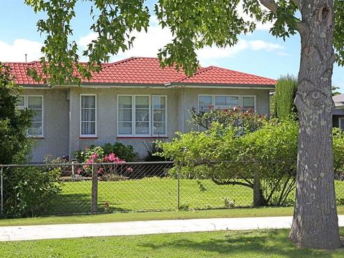 906 Clive Street, Akina